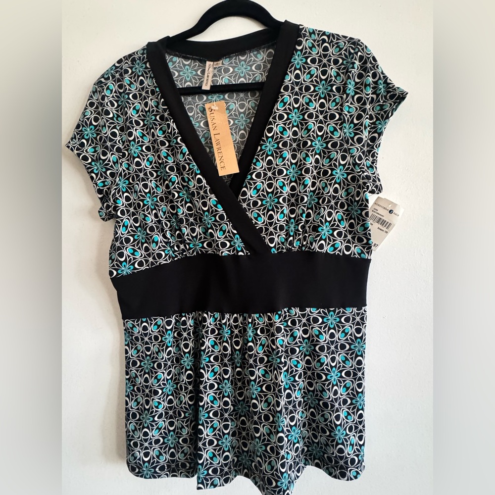 NWT cute V-neck geometric floral pattern and flattering empire waistline.